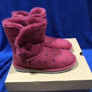 Ugg Short Baily Button Fushia W/Purple Stars Size 6 🎀